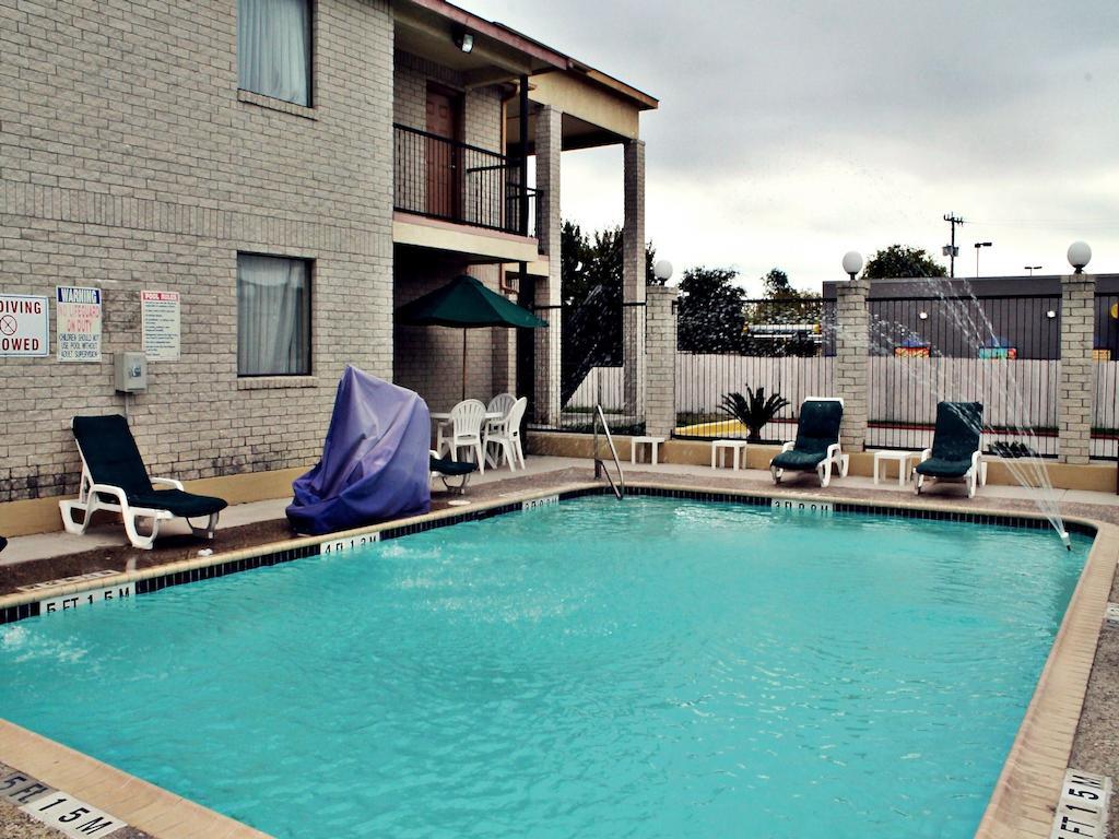 Мотель Super 8 By Wyndham San Antonio At I-10 Экстерьер фото